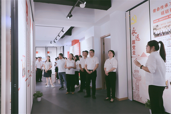 市古鎮(zhèn)投資公司黨委開展“黨建引領新征程，古鎮(zhèn)同心再出發(fā)”活動